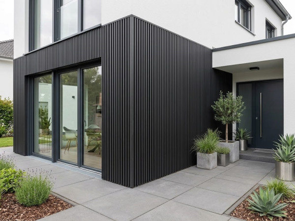 Fassadenverkleidung WPC co-extrudiert Charcoal Sonnenschutzprofil