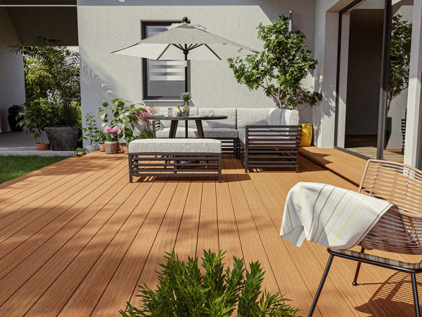 Abbildung zeigt Diele mit bearbeiteter Oberfläche; gelieferte Dielen haben natürliche Holzmerkmale.