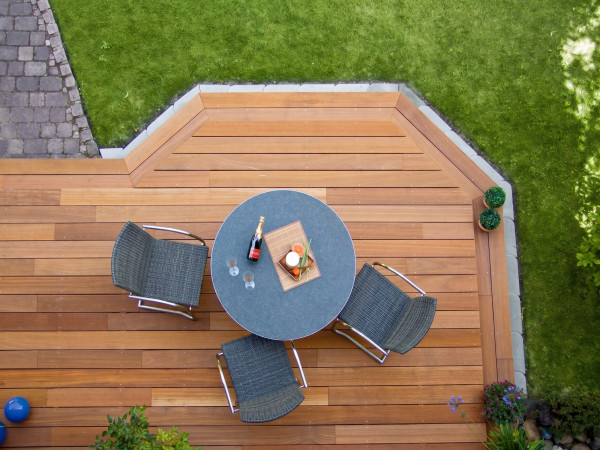 Hinweis: Abbildung zeigt Diele mit bearbeiteter Oberfläche; gelieferte Dielen haben natürliche Holzmerkmale.