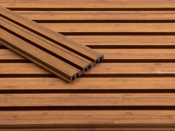 Fassadenverkleidung Bambus lackiert Rhombusprofil