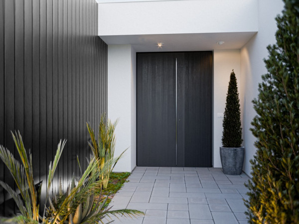 Fassadenverkleidung WPC co-extrudiert Charcoal Sonnenschutzprofil