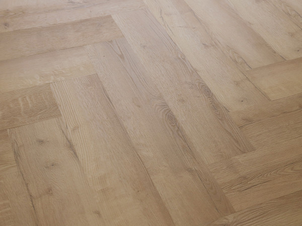 Vinylboden Heringbone Eiche harmonisch Fischgrät