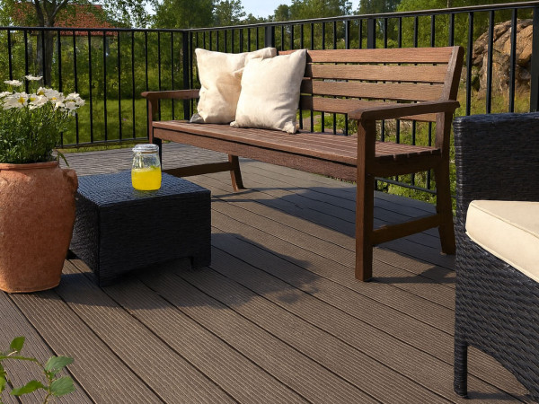 Terrassendiele WPC dunkelbraun Holzoptik geprägte Oberfläche